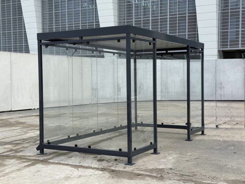 Leuke projecten afgerond 3 Rookoverkapping Myla 4 x 2 meter met glazen wanden voor bedrijfsterrein